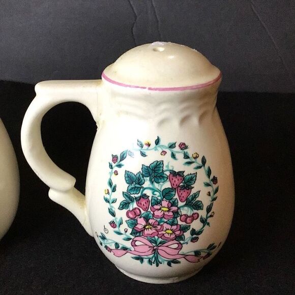 Beautiful vintage Berry, vine, and bouquet, salt, and pepper shakers ￼￼ - Picture 2 of 6